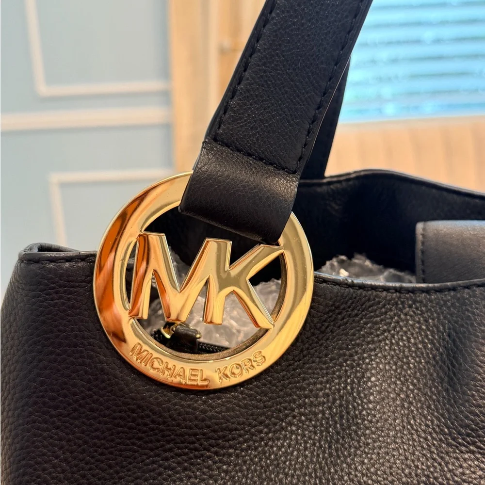 MICHAEL KORS NWOT FULTON Black Pebbled Leather Bag Gold Logo EUC NO CALLOUTS - Picture 10 of 17